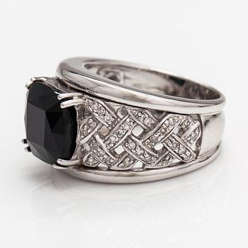 Ring, 14K vitguld, mörk grön turmalin ca 7.38 ct och diamanter ca 0.42 ct tot enligt certifikat.