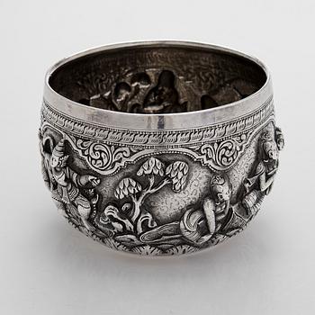 A silver bowl, Tillander import marks, 1983, and a silver snuff bottle.