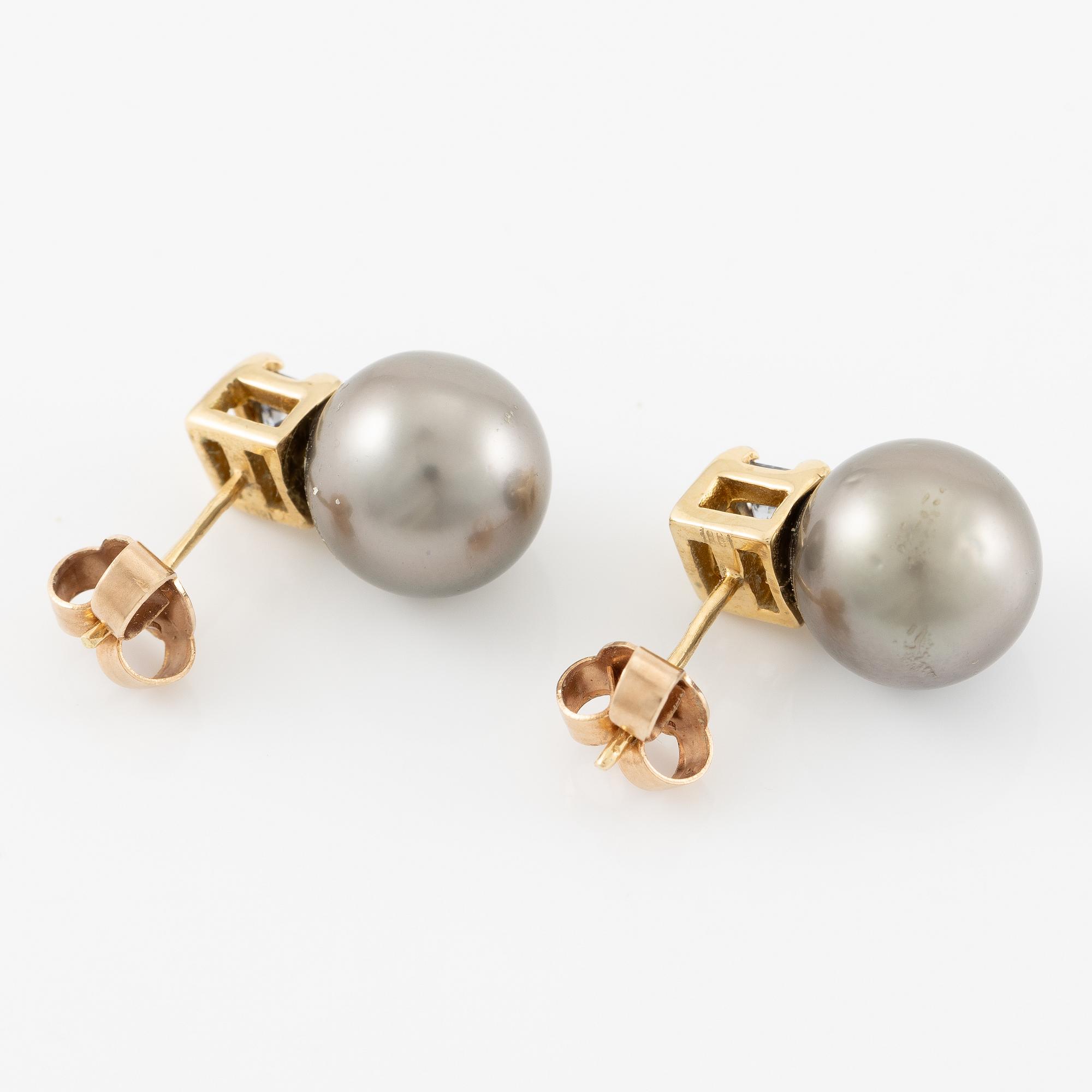 Earrings, 18K gold with cultured pearls.