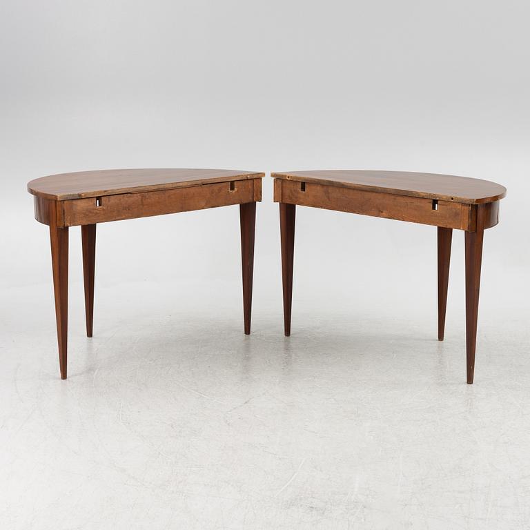A late Gustavian dining table, 19th century.