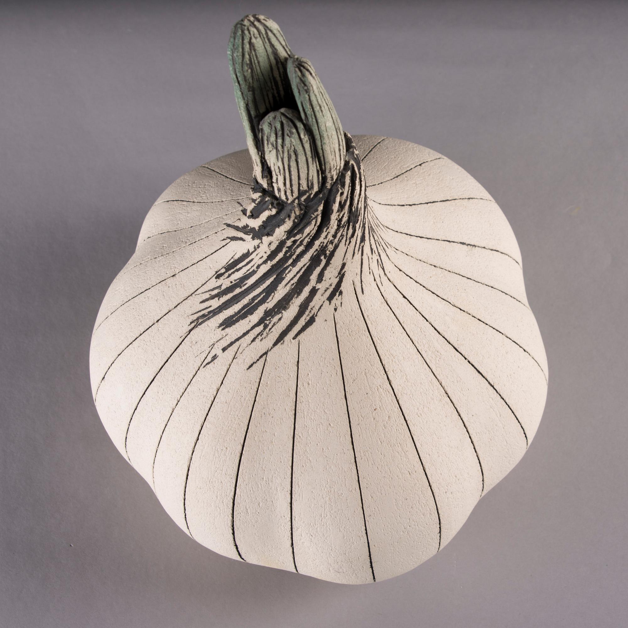 KERAMIKSKULPTUR, Vitlök. Signerad GOG/JL, Arabia Finland.