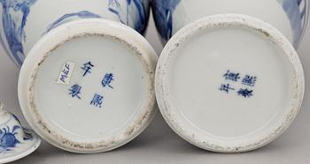 LOCKURNOR, 2 st olika, porslin, Kangxistil, Kina troligen sen Qing och omkring år 1900.