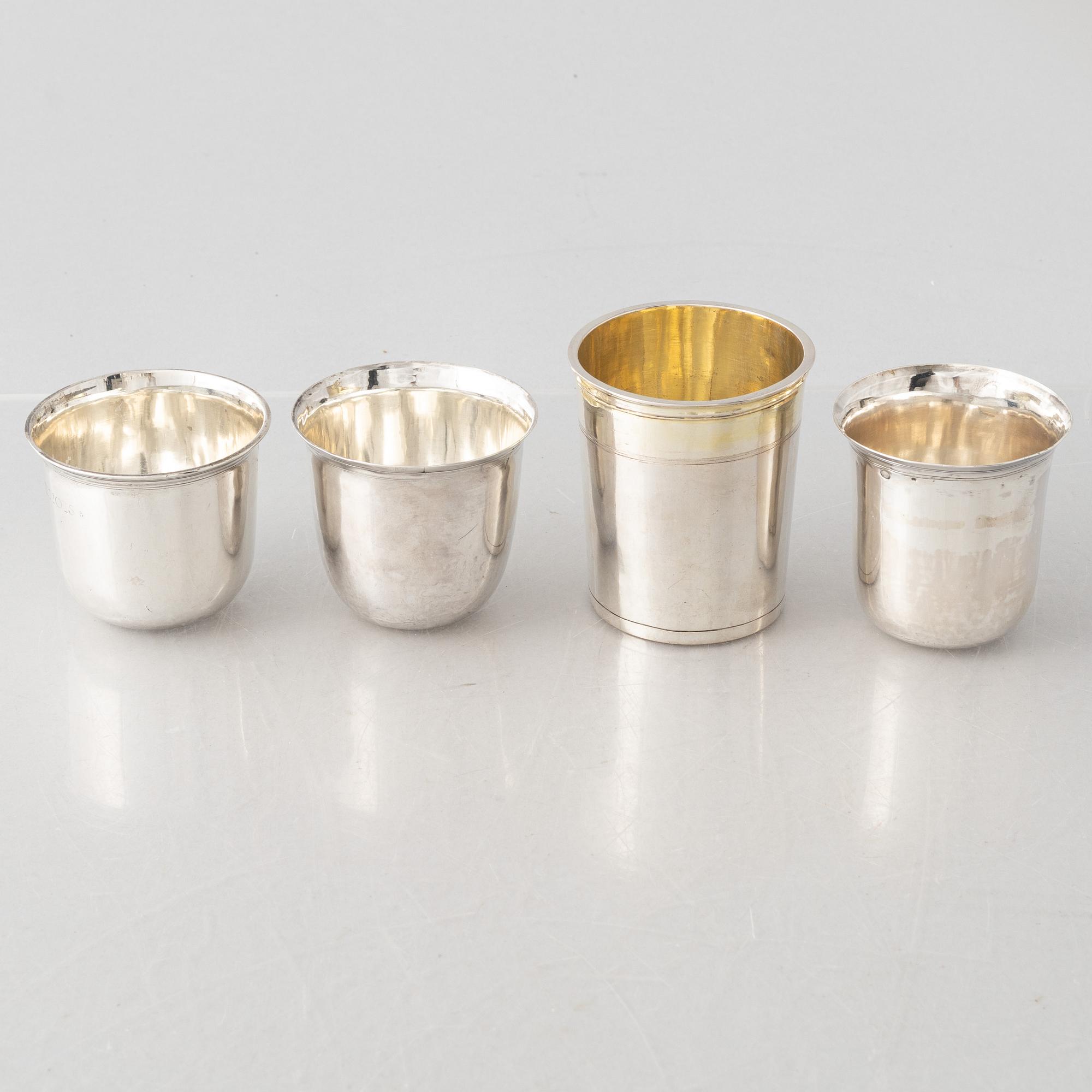 Fyra små silver bägare, 1800-tal, tre från Frankrike och en möjligen Tyskland (Darmstadt).