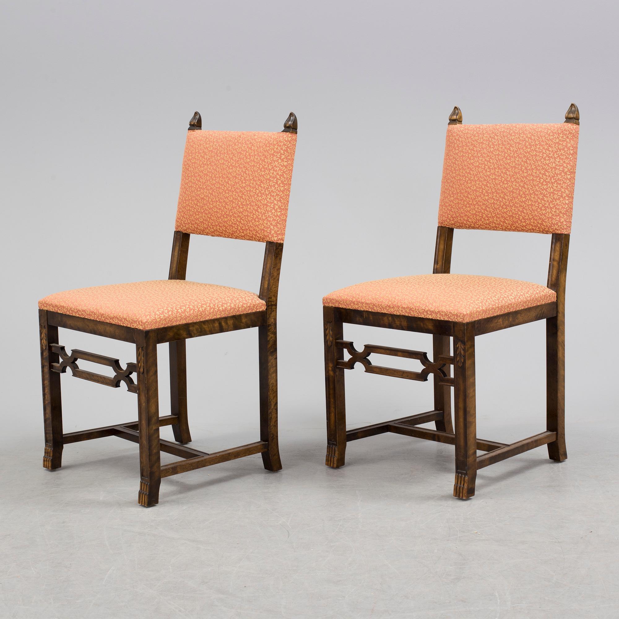 A 1920´s dinner table and six chairs probably designed by Axel Einar Hjorth for AB Svenska möbelfabriken Bodafors.