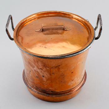 KITTEL MED LOCK samt SKOPA, KAFFEKANNA, koppar, omkring år 1900.