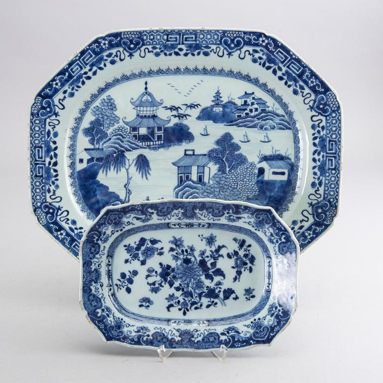 A set of two blue and white  Chinese Qianlong porselain serving dishes.