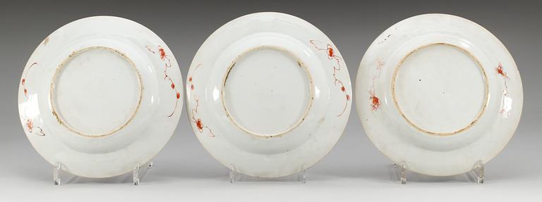 A set of three imari-verte dinner plates, Qing dynasty, early 18th Century.