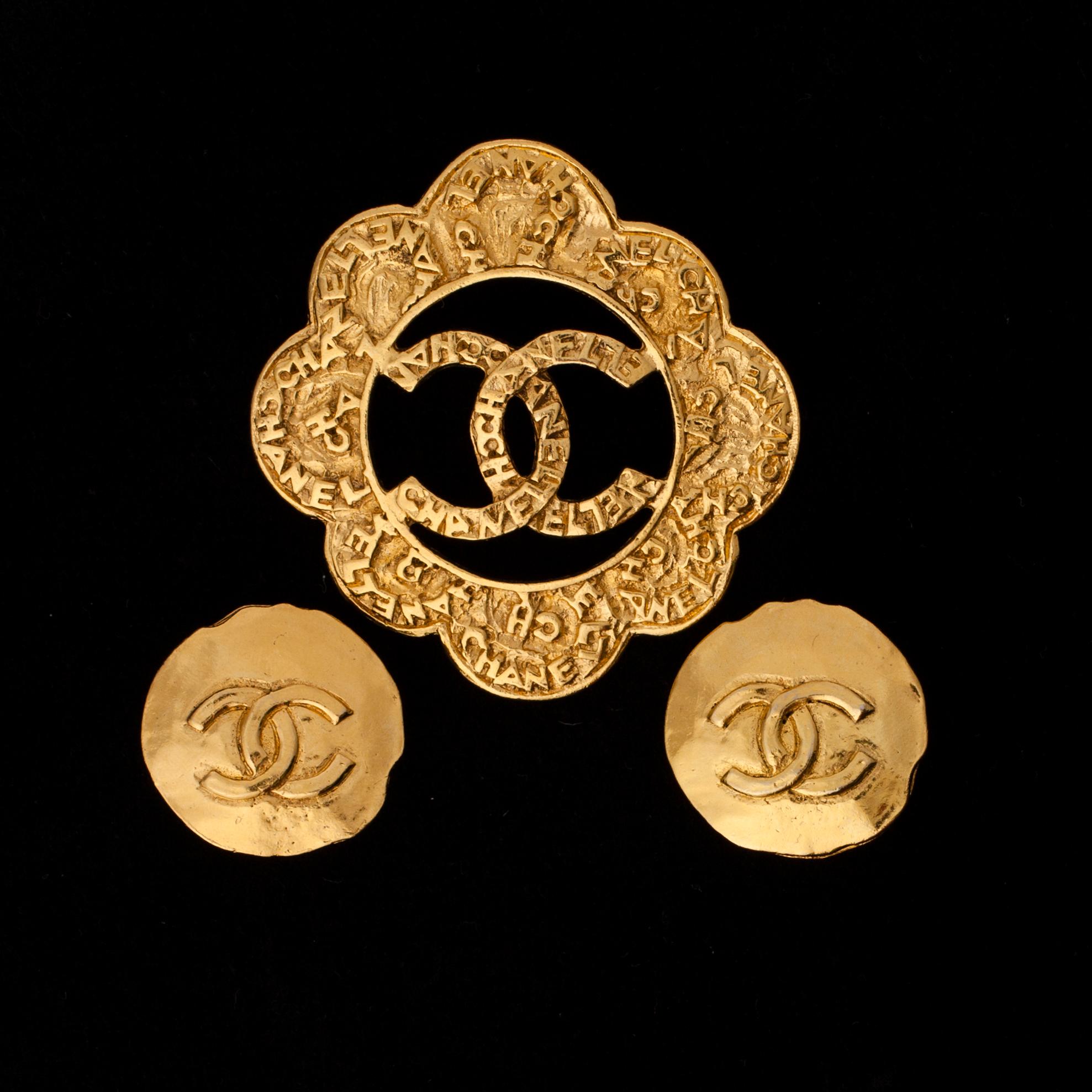 ÖRHÄNGEN samt BROSCH, bijouteri, Chanel.