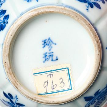 A set of two blue and white ewers, Qing dynasty, Kangxi (1662-1722).