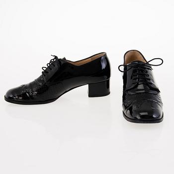 CHANEL Black Patent Leather Brogue Lace-up shoes in size 39.