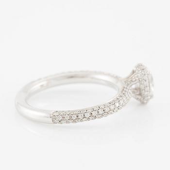 Ring 18K vitguld med ovalslipad diamant ca 0.47 carat.