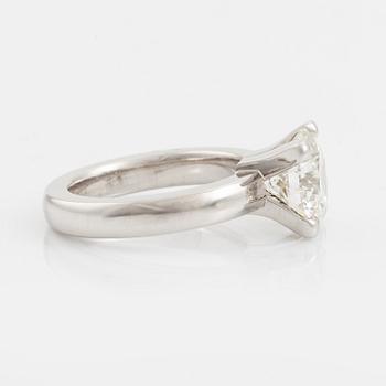 An 18K white gold ring set with a round brilliant-cut diamond.