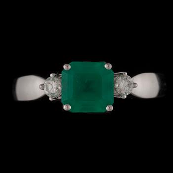 RING, 18K vitguld, smaragd, briljantslipade diamanter. Vikt ca 3,7 g.