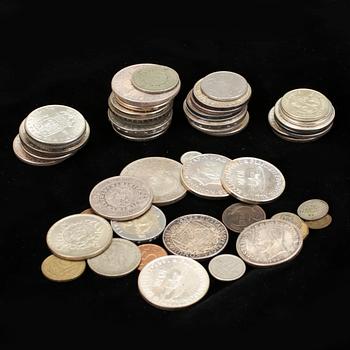 PARTI MYNT samt FRIMÄRKEN, 98 st, de mesta Sverige, 1800-1900-tals.