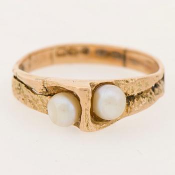 BJÖRN WECKSTRÖM, SORMUS, "Kuiskaus", viljellyt helmet, 14K kultaa. Lapponia 1967.