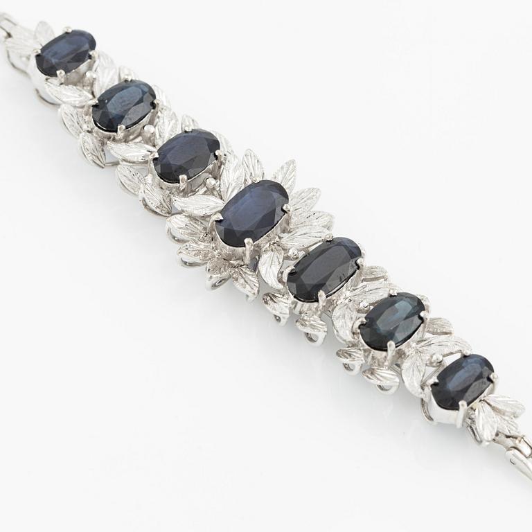 Bracelet, 18K white gold with dark sapphires.