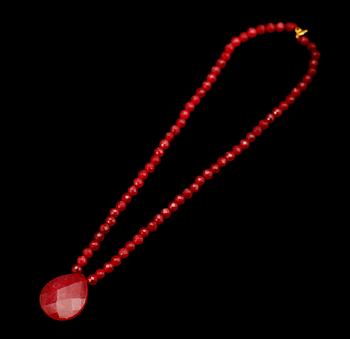 COLLIER, med fasettslipade rubiner.