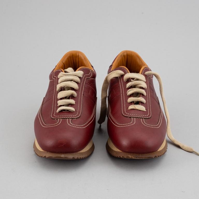 HERMÈS, a pair of leather sneakers size 37.