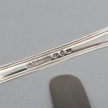 BESTICK I SILVER, 32 delar, olika svenska mästare, 1800/1900-tal. Total vikt ca 2035 gram inklusive knivblad.