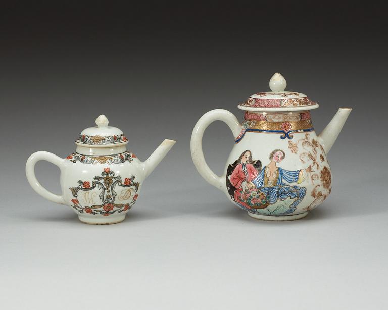 TEKANNOR med LOCK, två stycken, kompaniporslin. Qing dynastin, Qianlong (1736-95).