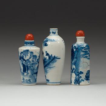 A set of three blue and white porcelain snuff bottles, Qing dynasty, 19th century.
