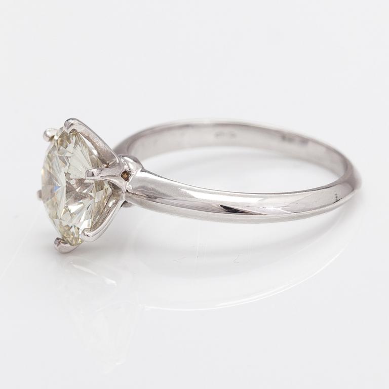 Ring, 18K vitguld, briljantslipad diamant ca 2.90 ct enligt certifikat.