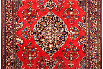 A Persian carpet, ca 326 x 214 cm.