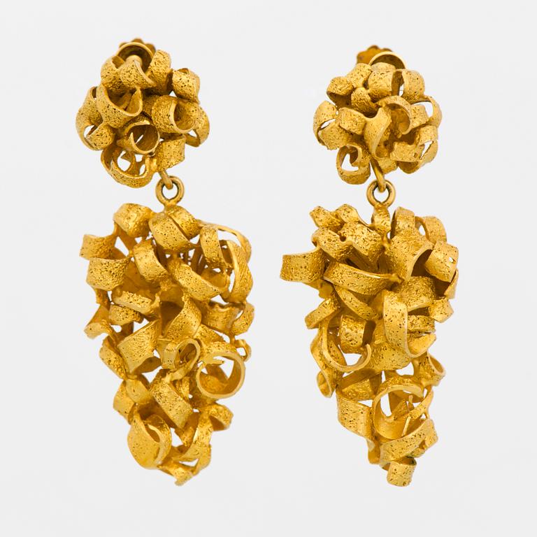 LOTTA ORKOMIES, BROOCH and EARRINGS, 18K . A. Tillander, Helsingfors 1969.