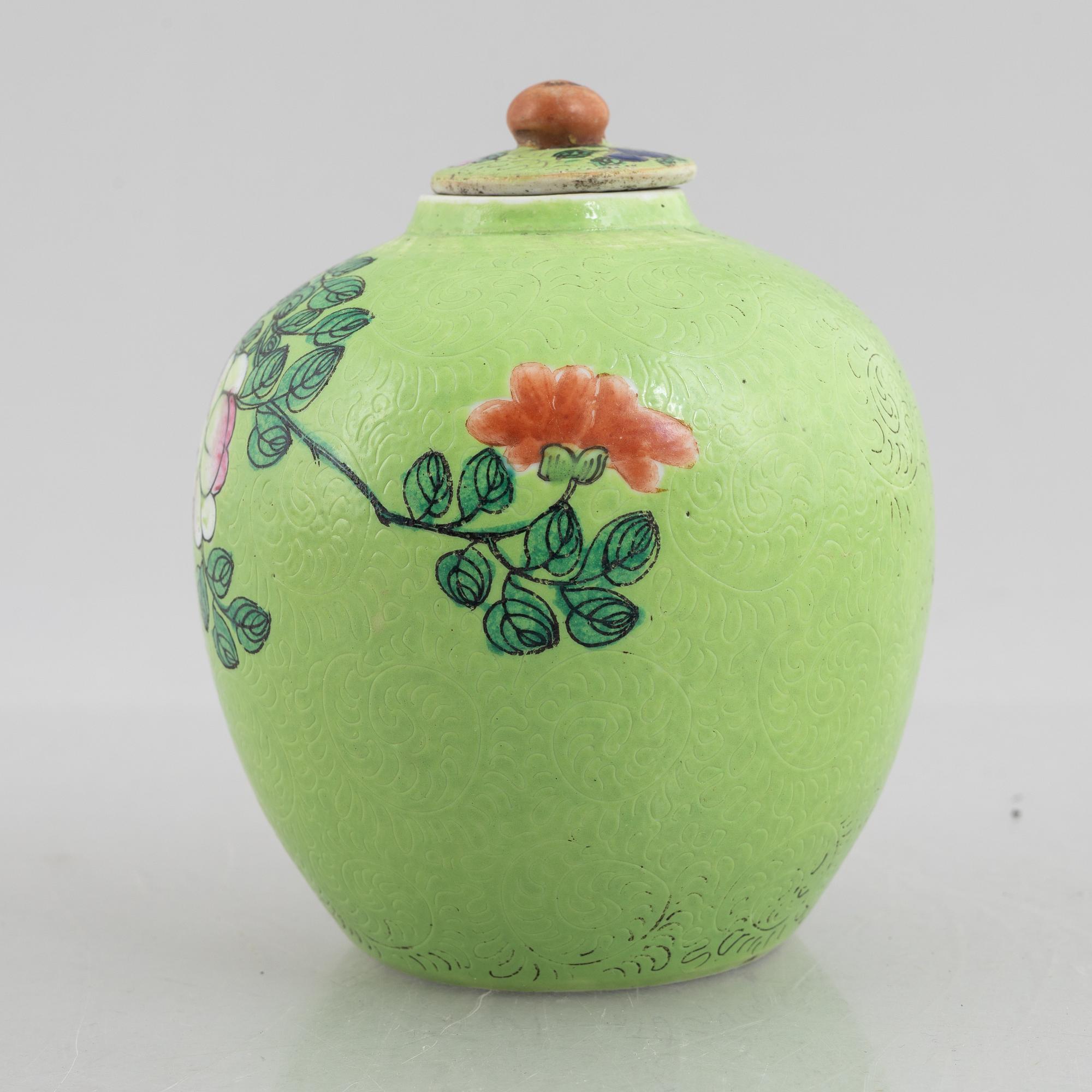 A Chinese porcelain urn with cover, Qing dynasty, 19th century.