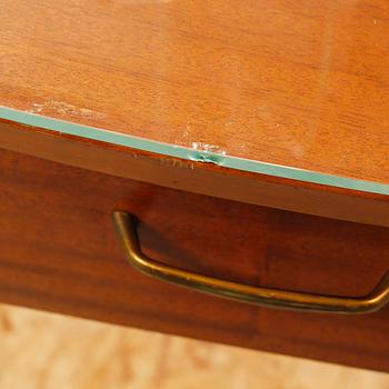 A mid 20th century toilette-table.