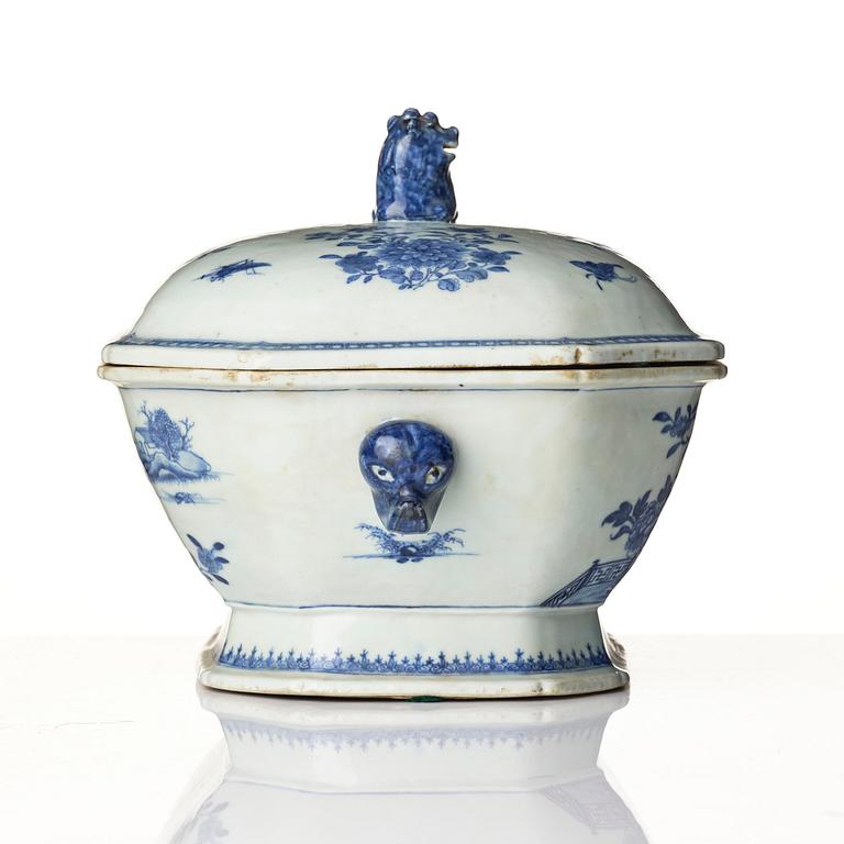 A blue and white tureen with cover, Qing dynasty, Qianlong (1736-95).
