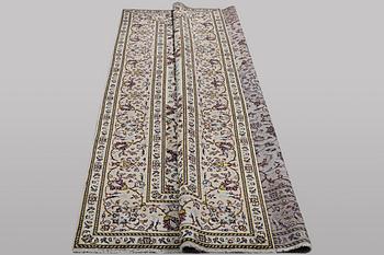 A carpet, Kashan, ca 298 x 197 cm.