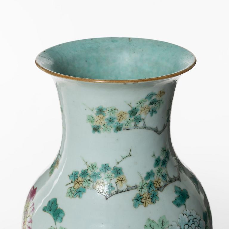 A Chinese famille rose porcelain 'phoenix' vase, late Qing dynasty / early 20th century.