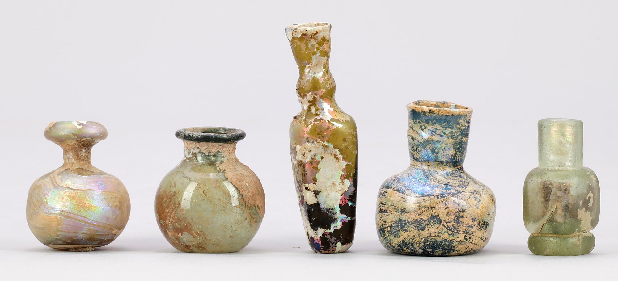FLASKOR, 5 st, glas, Medelhavsområdet, bla troligen 500-800-talet e Kr.