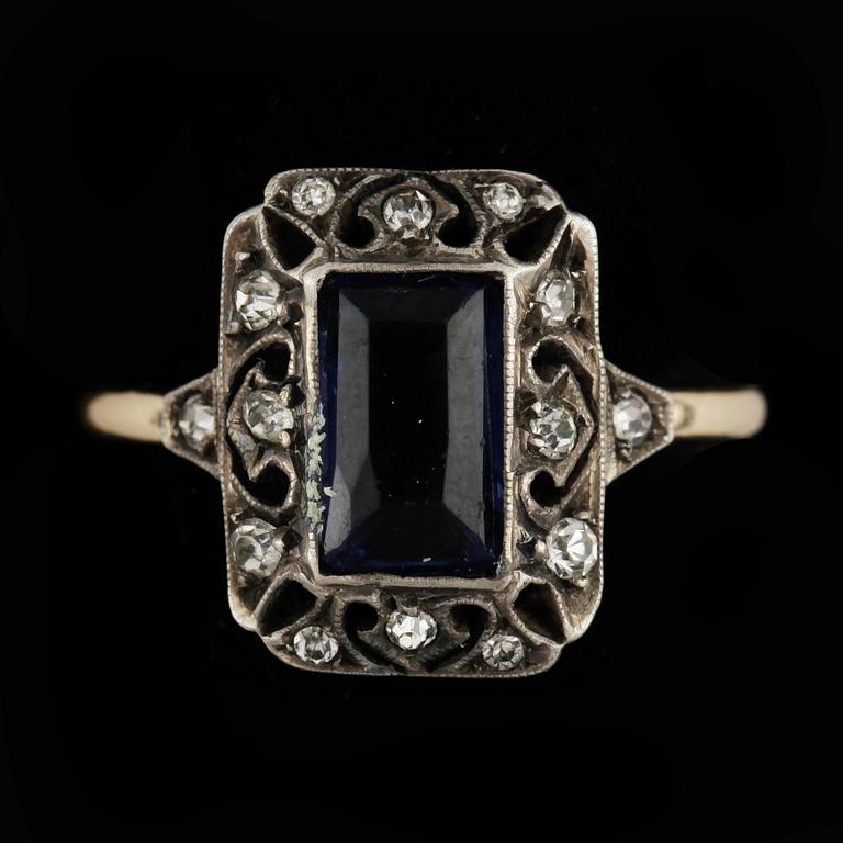 RING, 18k guld med blå turmalin och dekorativa stenar. Vikt ca 2,6 gram.