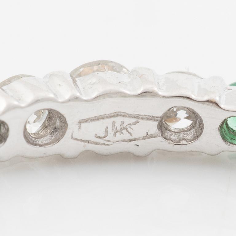 Ring in 18K white gold with brilliant-cut diamonds and emeralds.