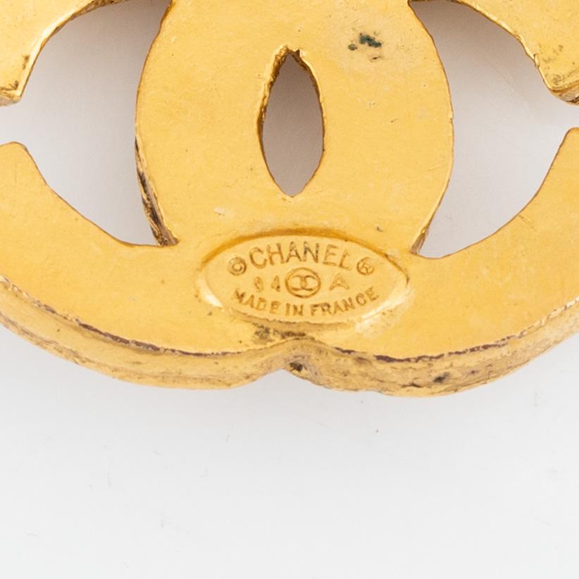 Chanel, Gold Metal Textured Triple CC Logo Brooch, 1994. - Bukowskis