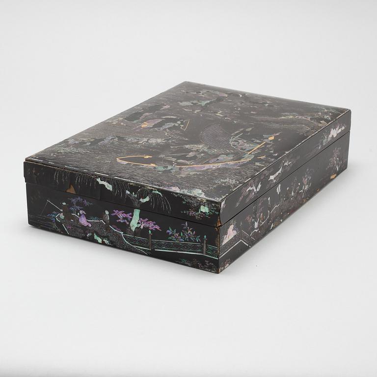 A Chinese lacquered box with cover, early 20th Century.