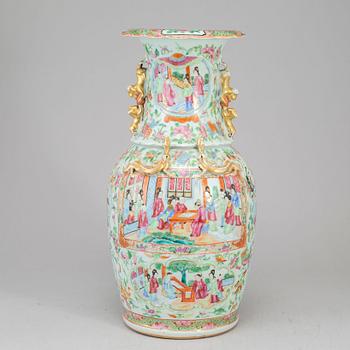A famille rose vase, Canton, Qing dynasty, 19th century.