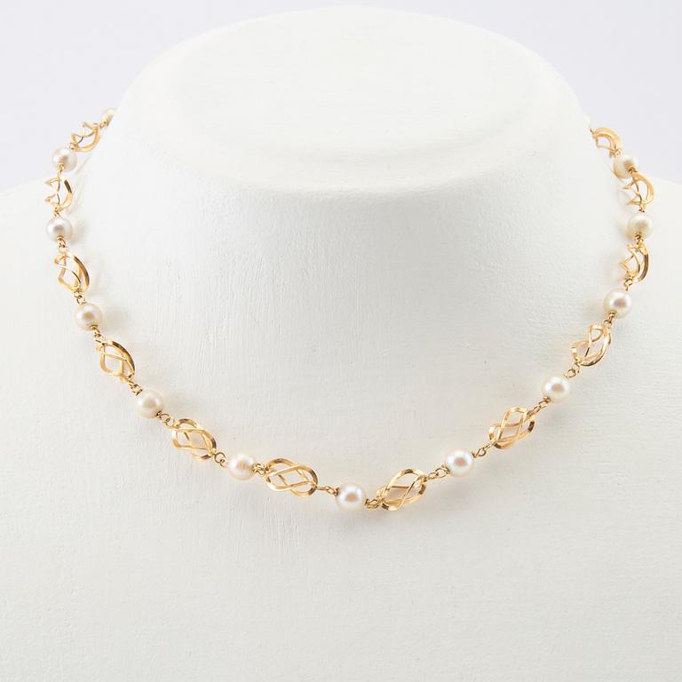 Necklace 18K gold with cultured pearls.