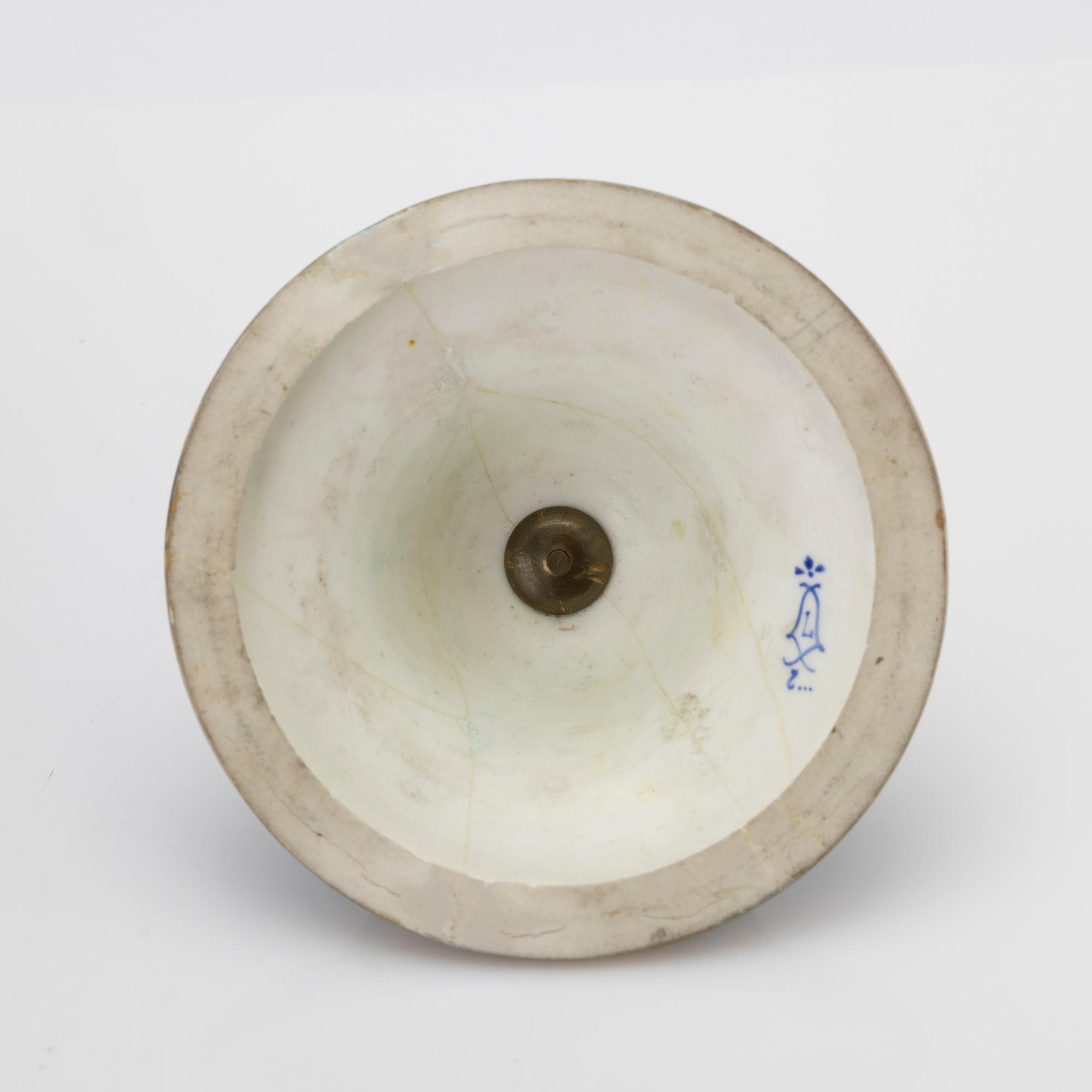 Urna med lock, porslin, Sevres-liknande märkning, omkring år 1900.