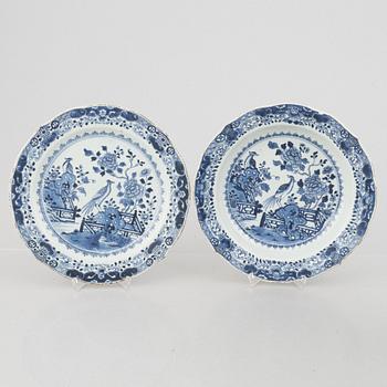 Two pairs of Chinese export porcelain plates, Qing dynasty, first half of the 18th century including  Yongzheng.