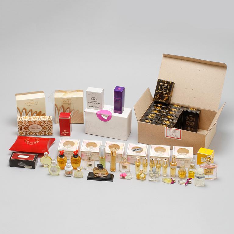 62 pieces of perfume samples.