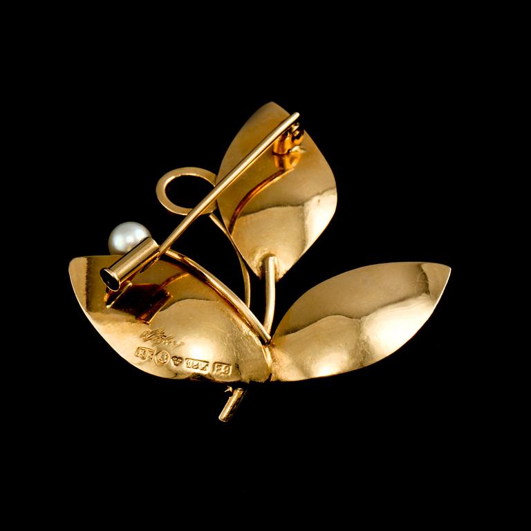 BROSCH, 18k guld med odlad pärla samt cabochonslipad ametist, Stigbert för Heribert Engelbert, Stockholm, 1956. Vikt 5 g.