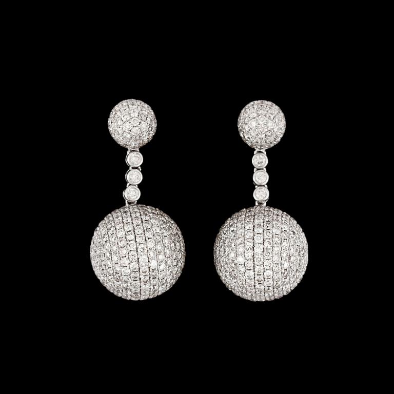 A pair of brilliant cut diamond earrings, tot. 10.50 cts.
