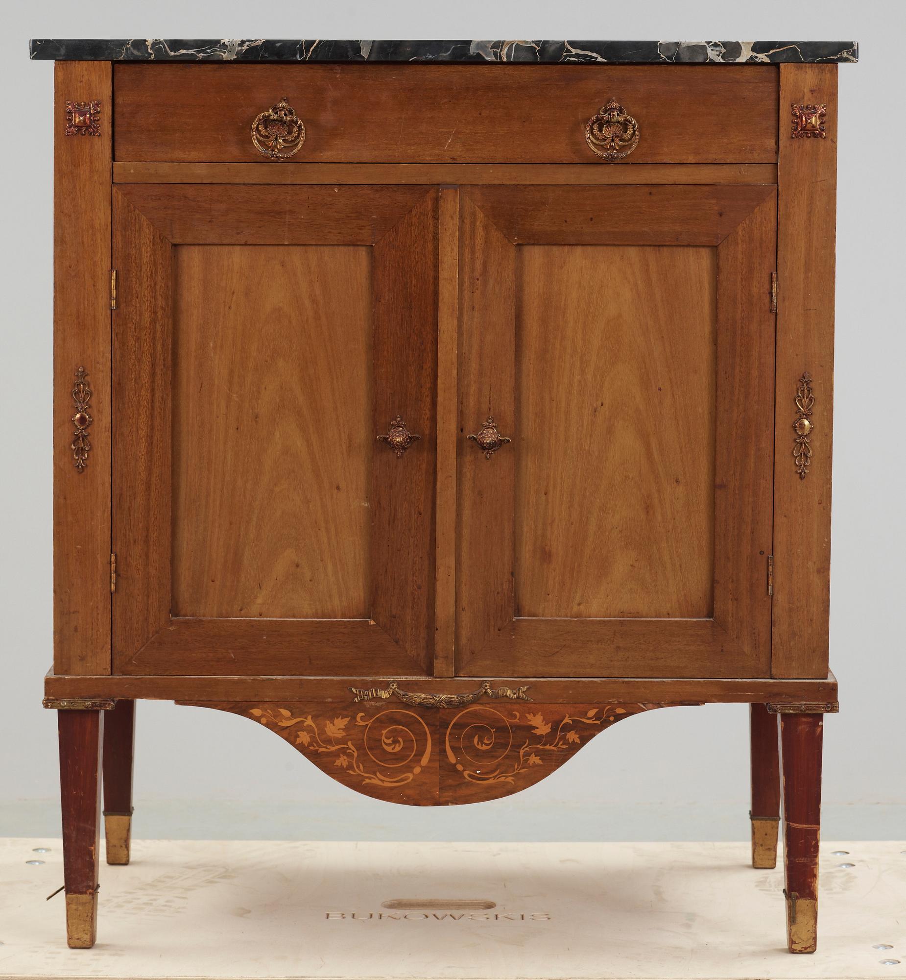 SKÅP, gustaviansk stil. 1900-talets början.