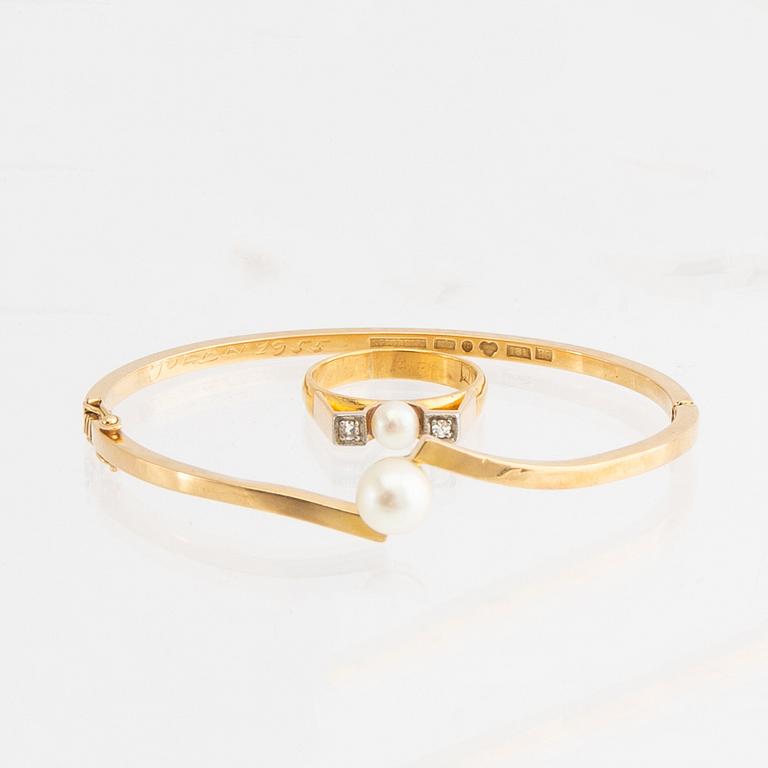 Bracelet and ring, 18k gold with pearls and brilliant-cut diamonds.