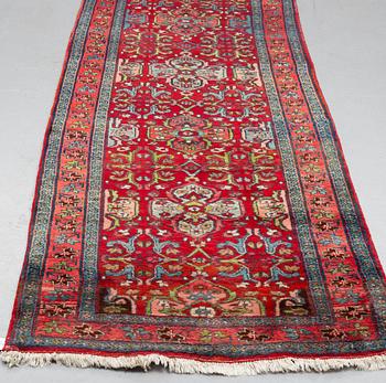 A runner, semi-antique Bidjar, 555 x 112 cm.