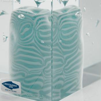 Oiva Toikka, lasikuutio, signeerattu Oiva Toikka, Nuutajärvi, numeroitu 208.