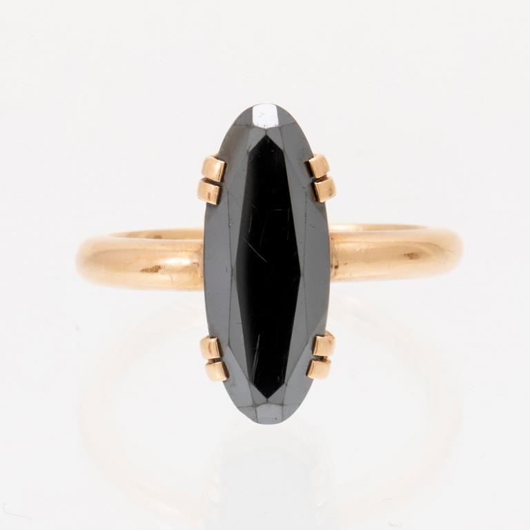 An 18K gold ring with faceted hematite.